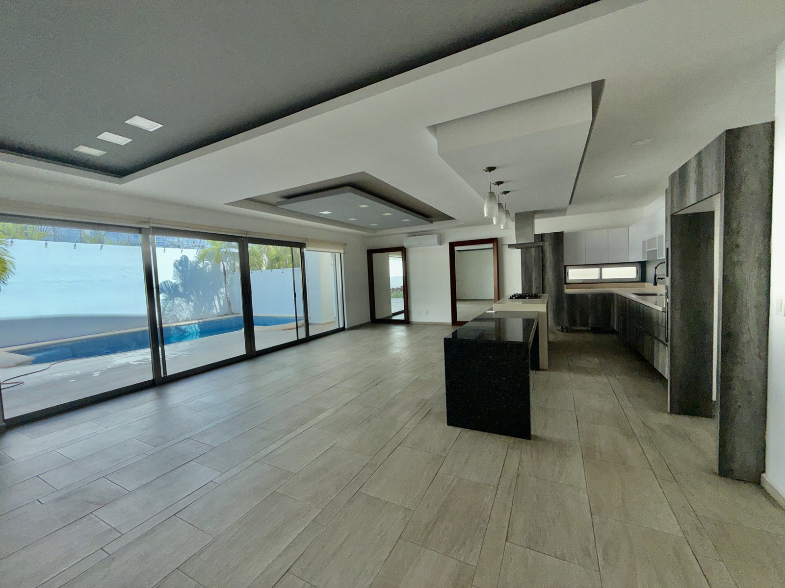 Área social y cocina de casa en Residencial Cumbres